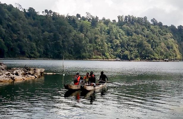 Bali Jungle Trekking and Lake Canoeing Tour