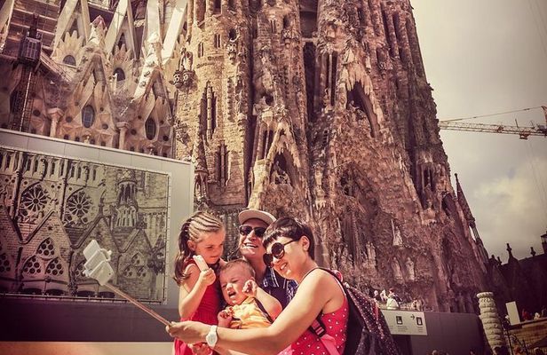 Sagrada Familia and Gaudi Private Tour with Skip the Line Tickets