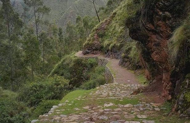 Chinchero Sacred Valley Premiun Hike & Machupicchu 3d-2n