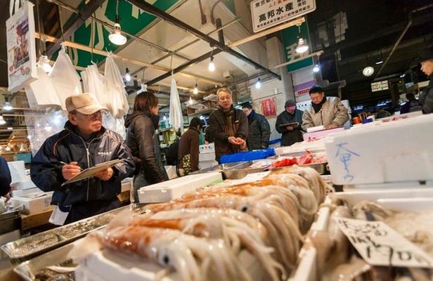Tsukiji Food and Toyosu Market with Government-Licensed Guide