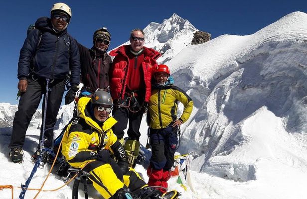 Lobuche Peak Climbing on 21 Days