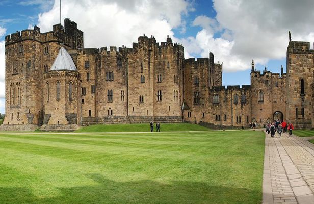 1 Day Alnwick Castle, Holy Island & Scottish Borders