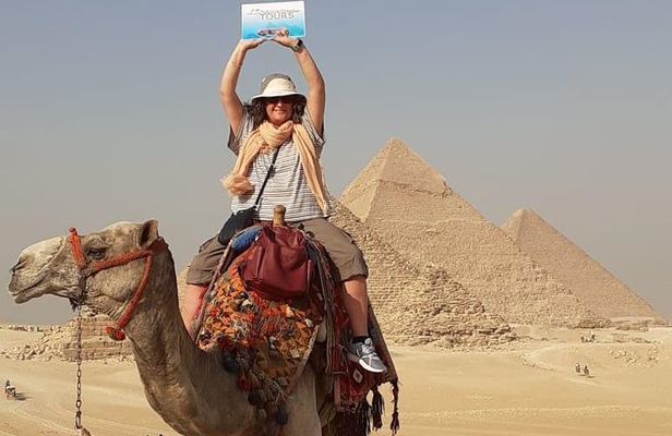 Day Tour to Giza Pyramids And Egyptian Museum & Bazaar