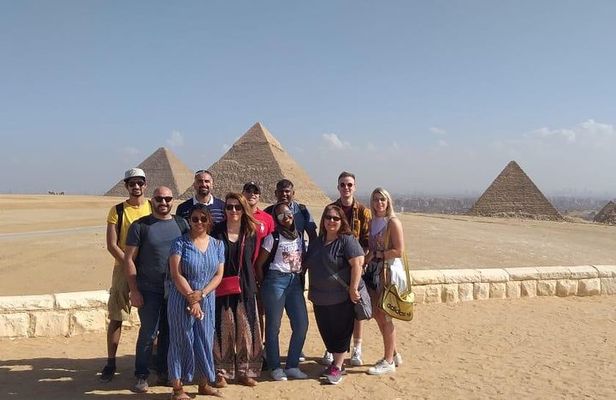 Guided Tour to Pyramids, Sphinx, Egyptian Museum& Khan El-khalili with Tickets