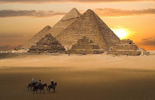 Private trip to Pyramids of Giza, Sakkara & Memphis