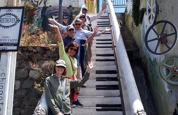 Valpo in 1 day: Authentic + Famous! Semi-private walking tour & public transport