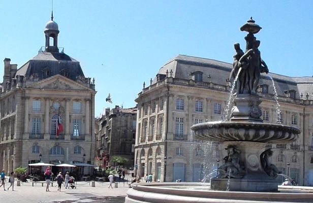 2 hours - Bordeaux Private tour with a native guide