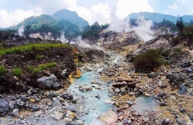 Jungle Tracking & Volcano Crater