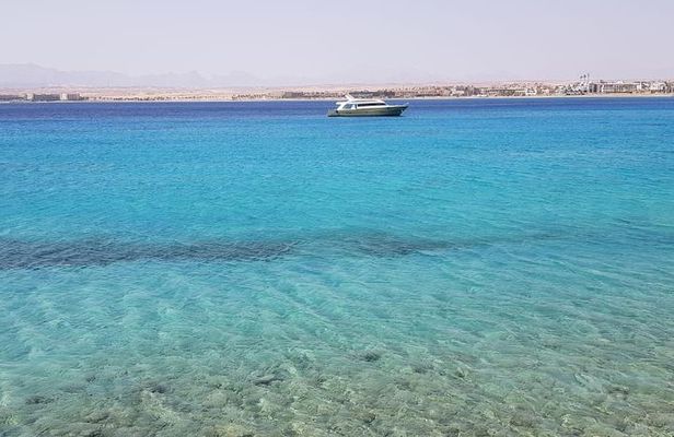 Hurghada: Magawish Island and Reefs Snorkeling Yacht Cruise