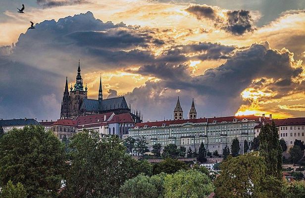 VIP Private tour Prague: Castle, Lunch, Beer, Boat