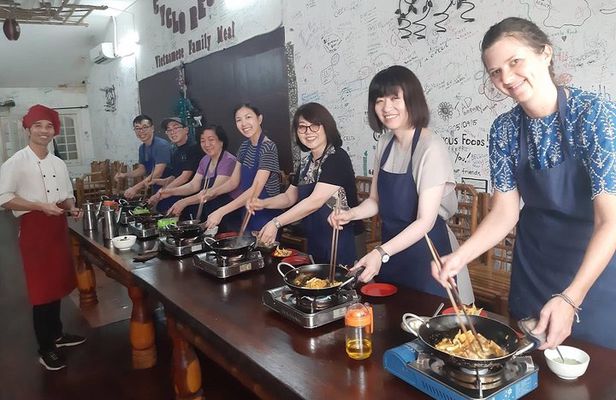 Chef Vu Cooking Class Plus Market Trip in Saigon Center (Pick up by Cyclo)