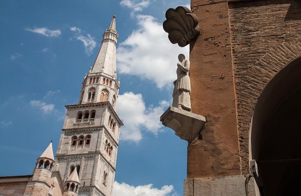 Private Modena old town walking tour 
