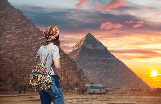 Female Guided Pyramids, Museum & Bazaar Private Tour