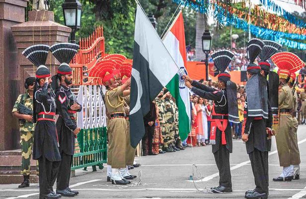 Golden Temple & Wagah Border in Amritsar with Punjabi Lunch