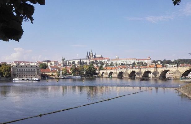 2:5-Hour Walking Tour of Old Town Prague with Boat Ride