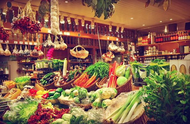Market tour and lunch or dinner at a local's home in Civitavecchia