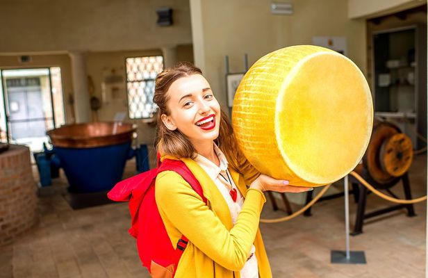 Private Day Tour & Lunch: Parmesan, Wine, and Vinegar Tasting