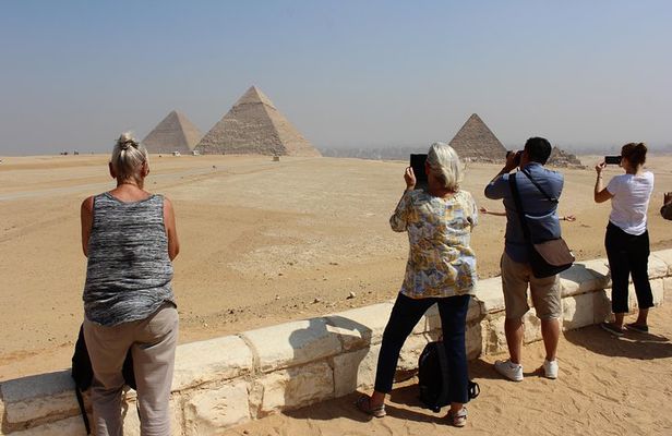 Day tour to the Pyramids and Egyptian Museum from Hurghada