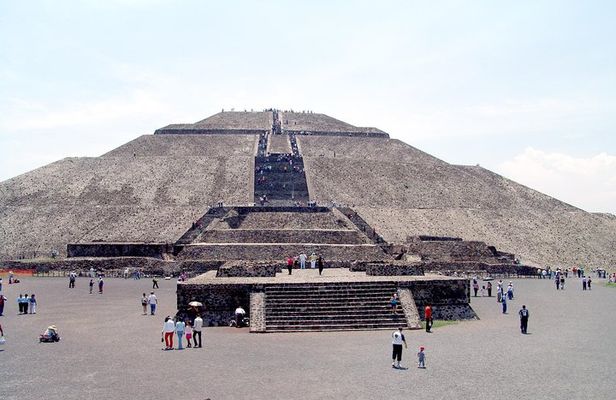 Small VIP Group: Teotihuacan Pyramids and Shrine of Guadalupe with lunch