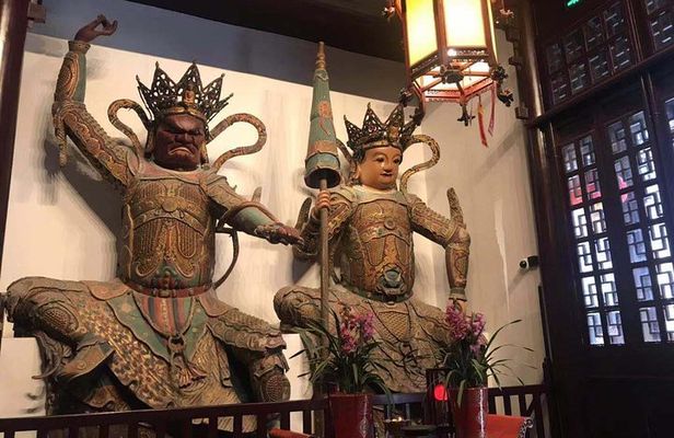 Private Tour of Shanghai City Highlights with Huangpu River Cruise