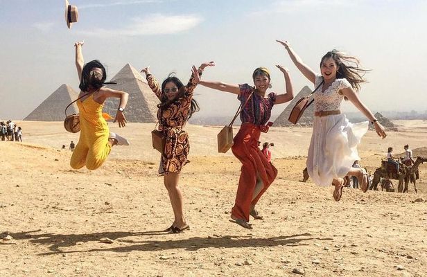 Private Half-Day Tour with Guide to Pyramids of Giza with Camel Ride