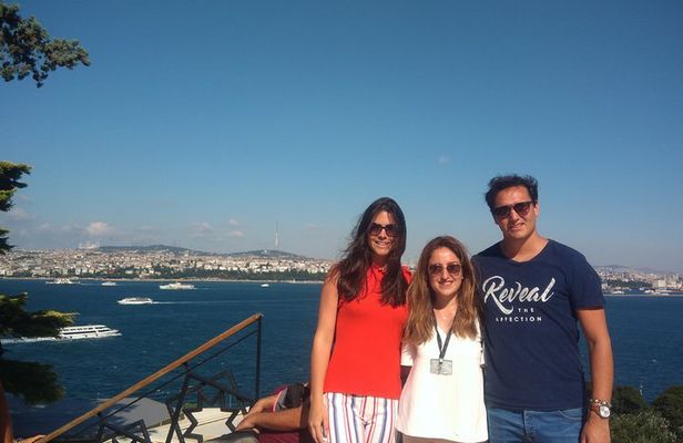 Bosphorus Cruise with Dolmabahce Palace and Istiklal Street Tour