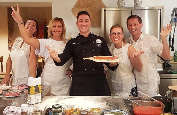 Vip-Private Pizza Cooking Class with Pro Pizzachef in Pro Kitchen