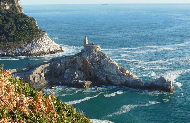 Walking towards Portovenere and the secrets of the ancient olives roman mill