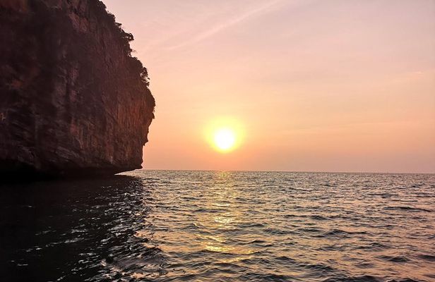 Phi Phi Don & Phi Phi Leh Sunset Trip by Arisa Speed Boat