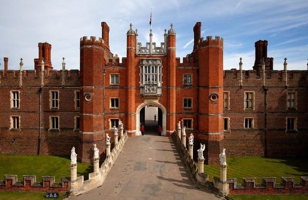 London, Windsor Castle, Hampton Court Palace with Free Snack Pack