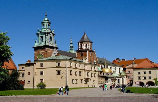 Krakow: Wawel Castle & Cathedral and Wieliczka Salt Mine Guided Tour with Lunch