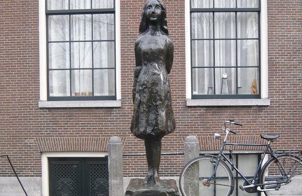 2-Hour Private Anne Frank Walking Tour with Drink