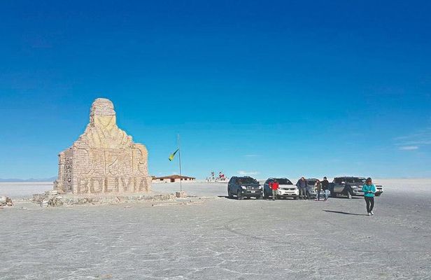 Uyuni Salt 1 day Tour with guide in English + Lunch and Sunset