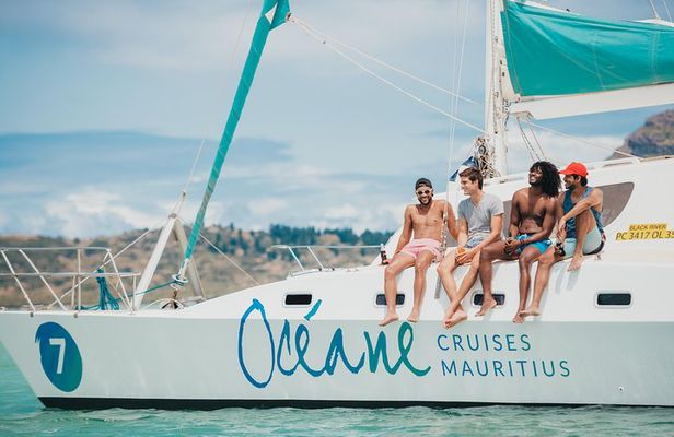WEST Shared Cruise : OCÉANE Full Day Catamaran Ile aux Bénitiers