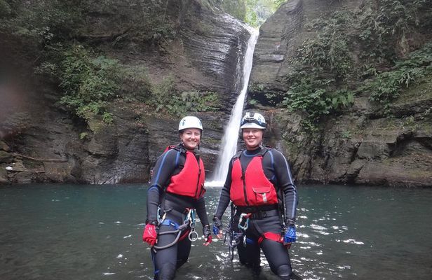 Yi-Hsin creek canyoning in northern Taiwan