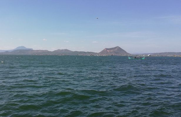 Tagaytay | Taal Volcano Boat | Town Resort | Picnic Lunch (4in1)