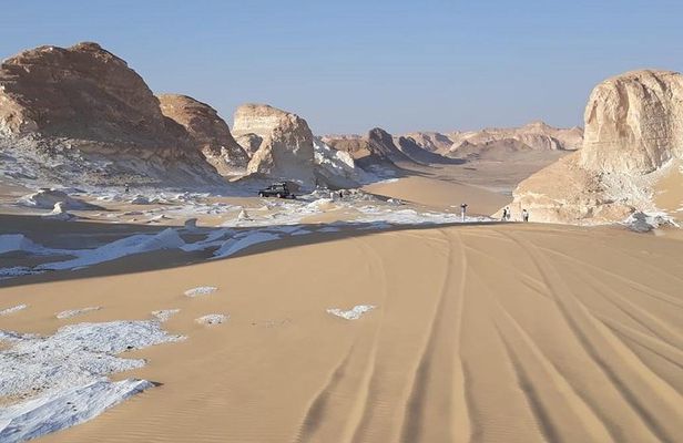 Overnight tour to Baharyia Oasis (Black&White desert with Crystal mountain)