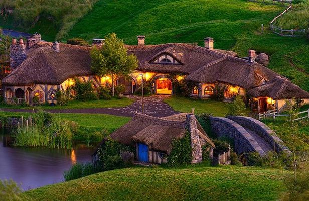 Hobbiton, Waitomo, Rotorua & Taupo 2-Day Tour from Auckland