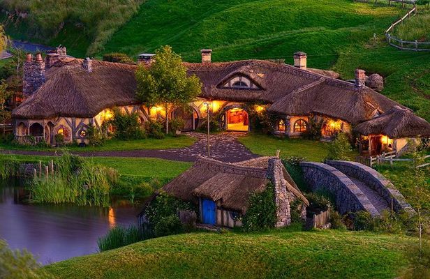 Premium Hobbiton & Waitomo Caves Small Group Tour from Auckland