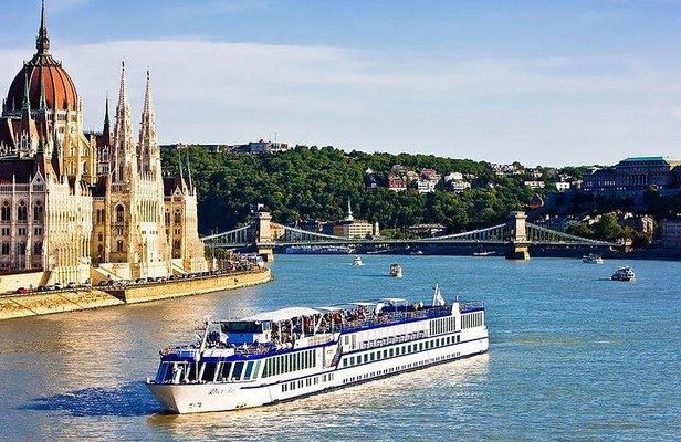 Private Budapest City Tour with Danube Cruise and Transfer