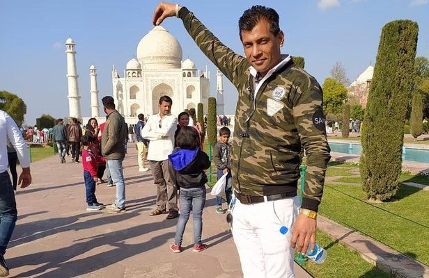 Agra Day Tour with Lunch in 5 Star Hotel