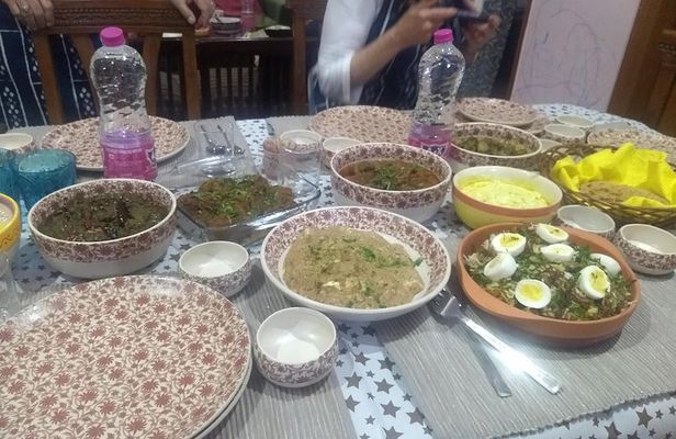 Learn 5-6 & Eat 9-10 Veg & Non-Veg Authentic Dish in a Delhi Home