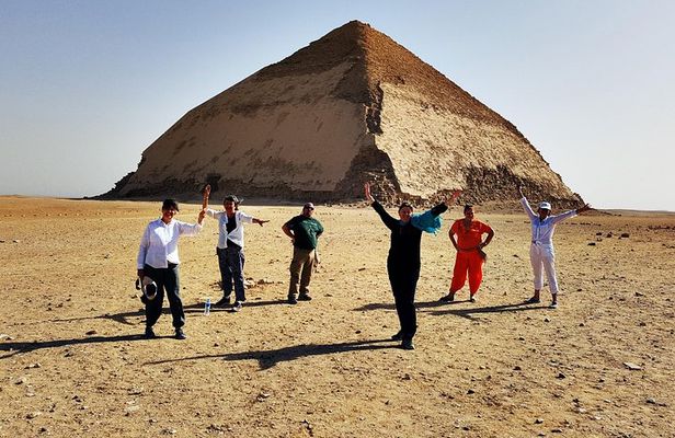 Day Tour to Memphis and Dahshur with Egyptian Lunch from Cairo