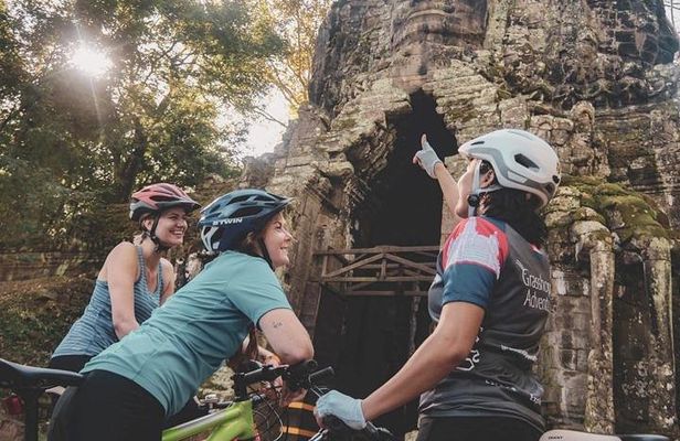 Angkor Temple Bike Tour from Siem Reap Inclusive of Lunch