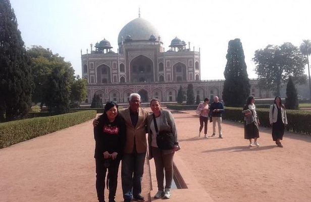 Full day sightseeing of Old and New Delhi