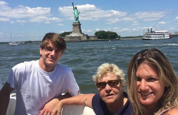 Boat Tour NYC Skyline, Statue of Liberty, Private Yacht Tour