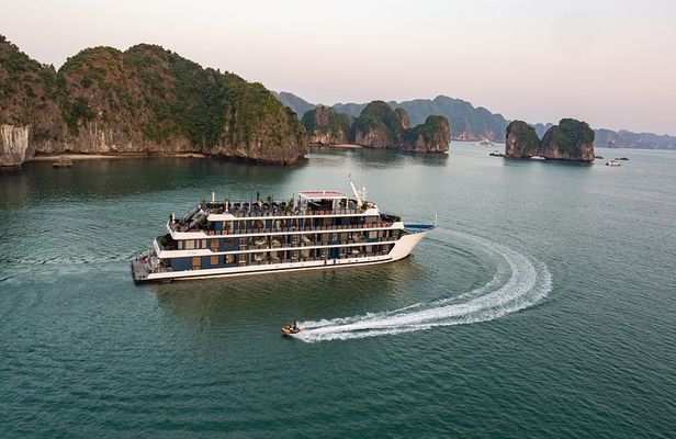 BEST SELLER Overnight Cruise in Halong Bay & Lan Ha Bay (2D1N)