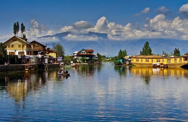 A Serene Holiday in Kashmir