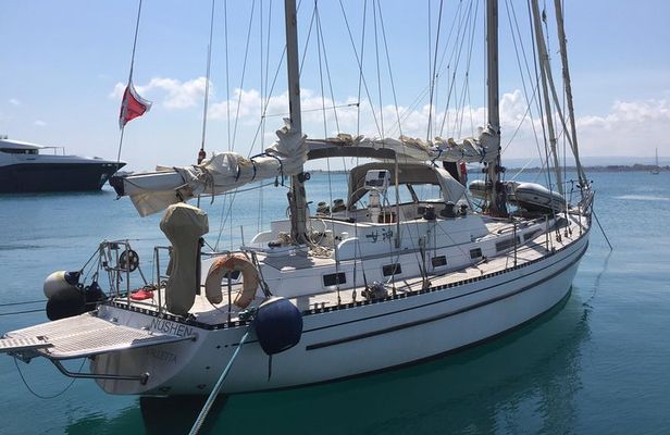 Sailing charter along the Maltese shoreline incl. Lunch and drinks