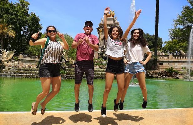 Family Private Tour: Churros, Hot Chocolate & Games in Barcelona